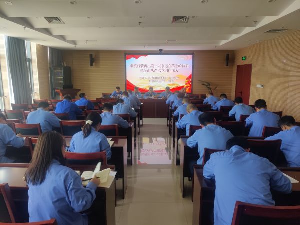 6月20日，渭化集團(tuán)公司黨委委員、副總經(jīng)理、彬州公司總經(jīng)理趙亞周，在彬州公司三樓會(huì)議室講主題教育黨課。圖為 制氣車間黨支部，聯(lián)合黨支部在彬黨員聽課畫面。.jpg