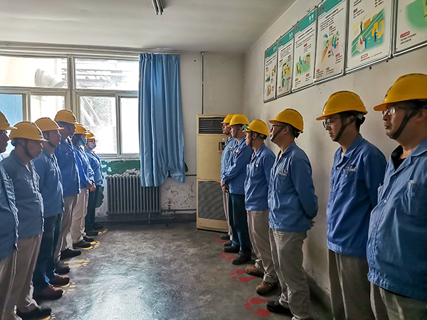 6月12日，動(dòng)力車(chē)間一期交接班室，開(kāi)會(huì)期間技術(shù)員向班組成員提問(wèn) (1).jpg