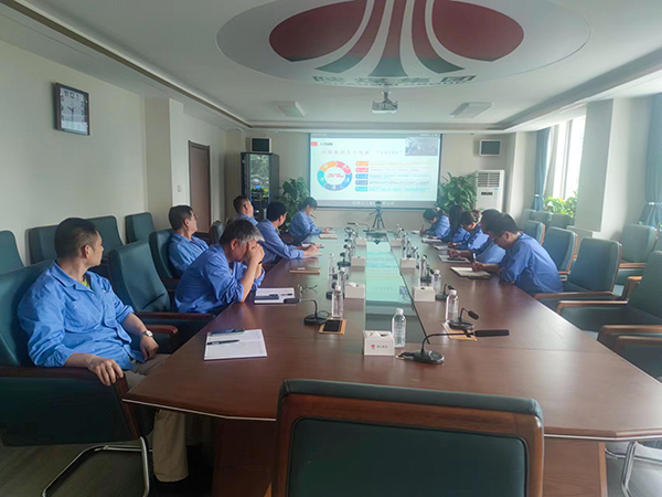 6月28日上午，化工集團(tuán)組織召開(kāi)2023年度第二期對(duì)標(biāo)大講堂活動(dòng)，公司企管部與人力資源部、工會(huì)辦、科技發(fā)展部、生產(chǎn)部等多個(gè)部門(mén)參與。.jpg