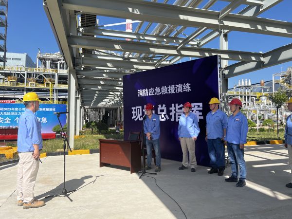 1688520094315062.jpeg 向應(yīng)急總指揮匯報(bào)現(xiàn)場情況.jpg