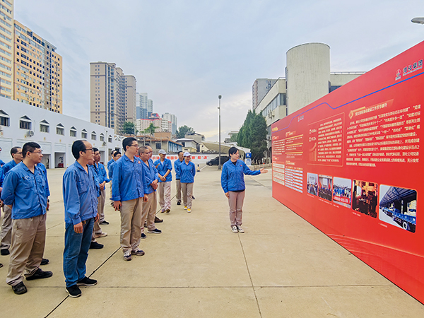 2023.7.6上午、物料車間黨支部、科技發(fā)展部黨支部黨員觀看觀“奮進(jìn)新征程·建功新時(shí)代”渭化集團(tuán)發(fā)展成果展--講解員介紹黨建引領(lǐng)成果展   600.jpg