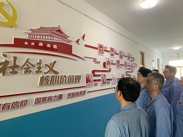 1688701803384501.jpeg 動(dòng)力車(chē)間職工觀(guān)看廉潔文化長(zhǎng)廊,社會(huì)主義核心價(jià)值觀(guān)板塊.jpg
