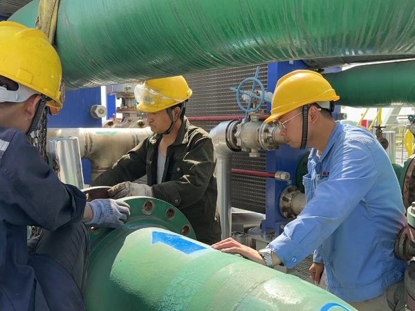 1690504242507397.jpeg 魏翔在現(xiàn)場學習設備拆檢后內部構造.jpg