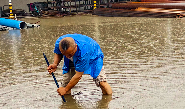 1690761479680305.jpeg 7月28日,采供部王建軍排內(nèi)澇積水.jpg