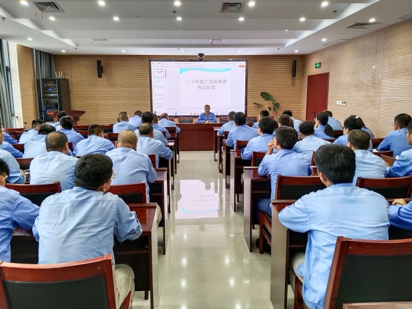 1691632815167924.jpeg 2023年8月1日車(chē)間主任帶領(lǐng)車(chē)間全體職工學(xué)習(xí)“二十種重大危險(xiǎn)隱患判定標(biāo)準(zhǔn)”內(nèi)容.jpg