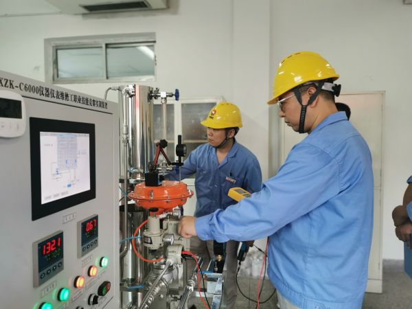 8月8日 儀表實(shí)操比賽現(xiàn)場，選手們正在調(diào)試設(shè)備.jpg