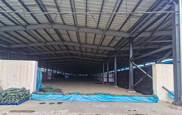 1691747269255391.jpeg 2023年8月4日運(yùn)銷市場(chǎng)部員工根據(jù)天氣預(yù)報(bào)黃色預(yù)警提前對(duì)尿素庫區(qū)進(jìn)行圍擋1 600.jpg