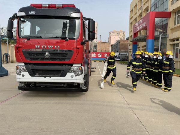 1692746741290394.jpeg 消防隊(duì)員在車(chē)操訓(xùn)練1(1).jpg