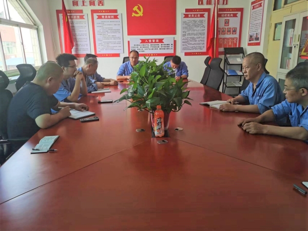 8月21日上午，尿素車(chē)間黨支部開(kāi)會(huì)制定清理方案.jpg