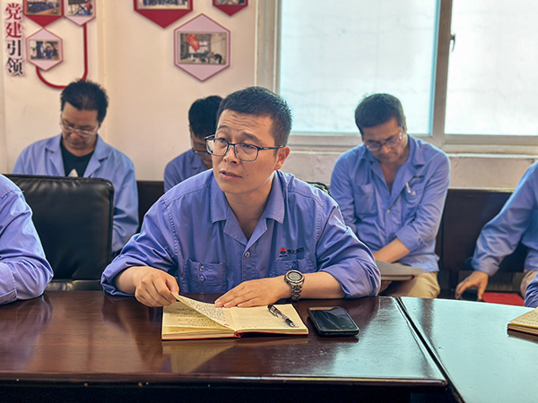 2023年9月4日-物料車間黨支部全體黨員在黨員活動室進行主題教育專題組織生活會會前集中學(xué)習(xí)-黨員、車間副主任秦昊研討發(fā)言.jpg