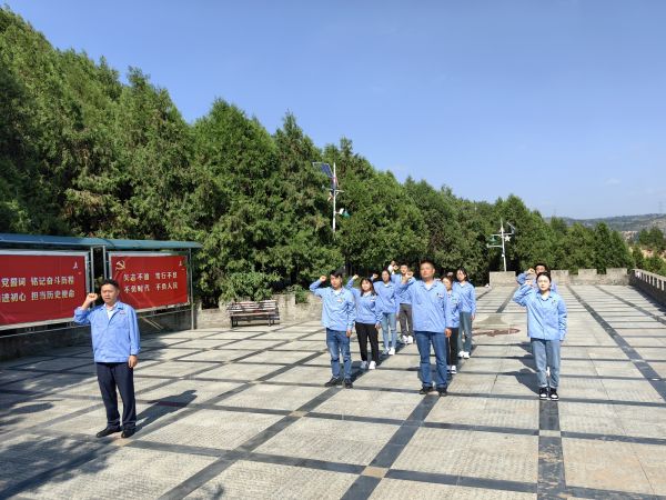 1694765544726095.jpeg 支部書記帶領(lǐng)黨員重溫入黨誓詞.jpg