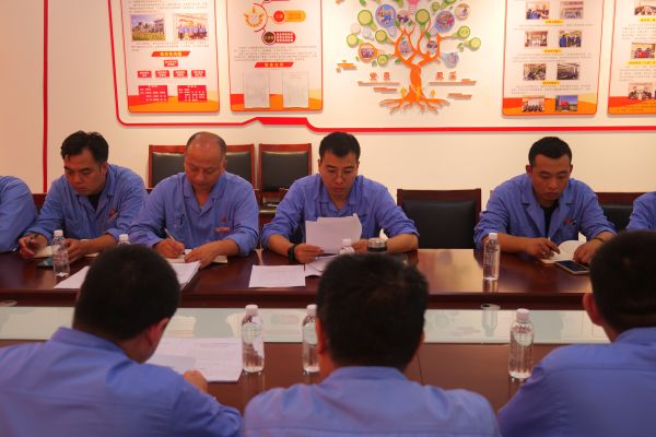 1695106128883360.jpeg 支部書記進行廉潔教育.jpg