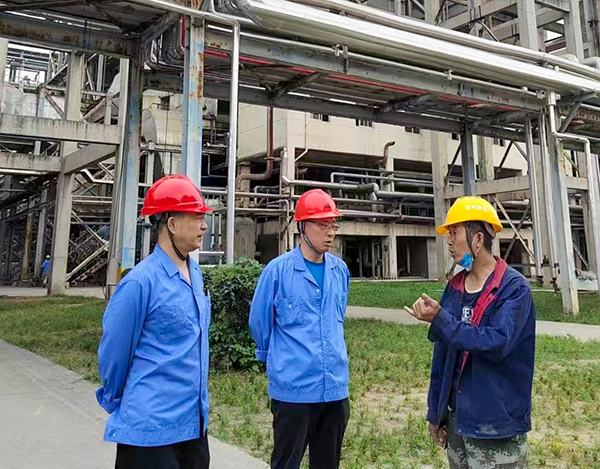實(shí)業(yè)公司領(lǐng)導(dǎo)尚建紅帶隊(duì)到灰渣拉運(yùn)裝置現(xiàn)場(chǎng)進(jìn)行安全隱患排查，對(duì)現(xiàn)場(chǎng)作業(yè)人員進(jìn)行安全叮囑.jpg