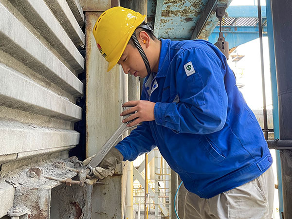 1696926477479546.jpeg 1.檢修現(xiàn)場(chǎng)的張跟潮.jpg