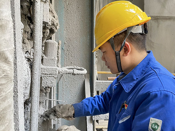 1696926493299651.jpeg 2.檢修現(xiàn)場(chǎng)的張建國(guó).jpg