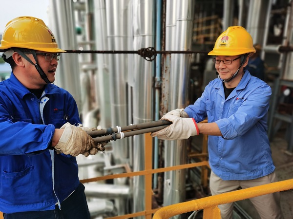 1696986456244076.jpeg 10月9日下午,尿素車間李軍強(qiáng)與李少峰將拆出的旋流器接力運(yùn)走.jpg