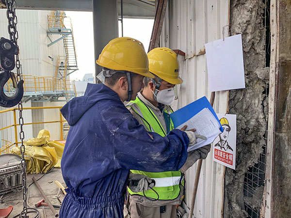 1697004502566125.jpeg 動力車間技術(shù)員王偉指導(dǎo)外協(xié)人員辦理工作票.jpg