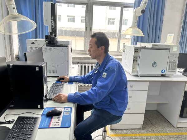 1697008370547996.jpeg 10.10楊國銳檢查色譜運(yùn)行情況.jpg