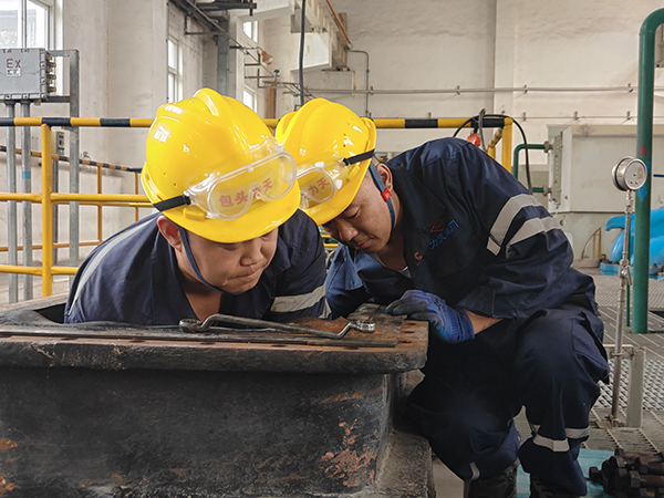 1697073830390354.jpeg 002檢修工想辦法拆除循環(huán)水泵止逆閥閥門螺栓.jpg