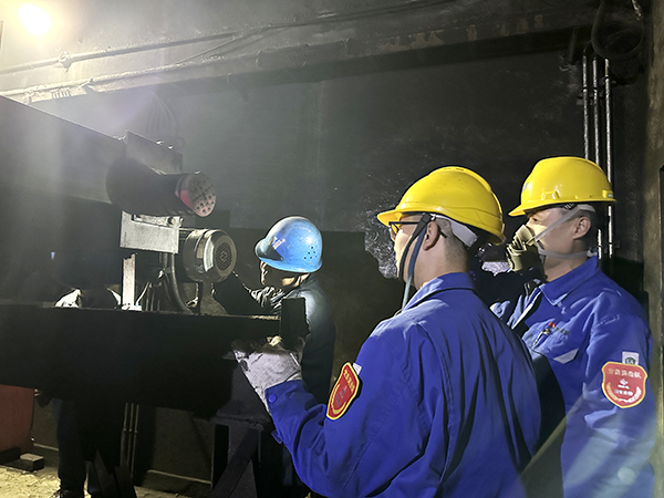 1697091164553471.jpeg 10月11日物料車間1號帶葉輪給煤機檢修現場黨曉波及檢修人員檢查檢修質量(2).jpg