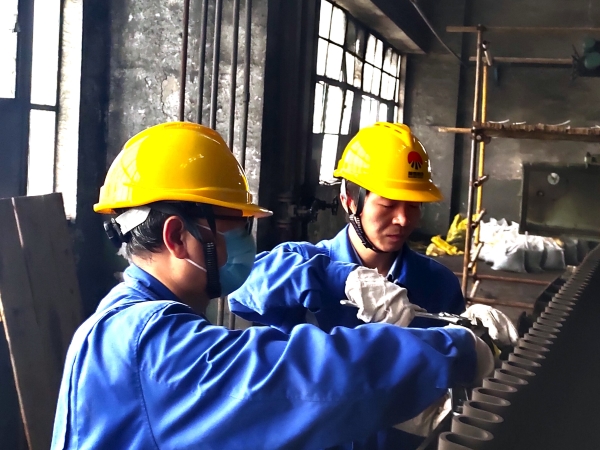 10月11日1號鍋爐給煤機平臺王明偉、屈軍強、周少龍配合檢修1號鍋爐給煤機稱重系統(tǒng).jpg