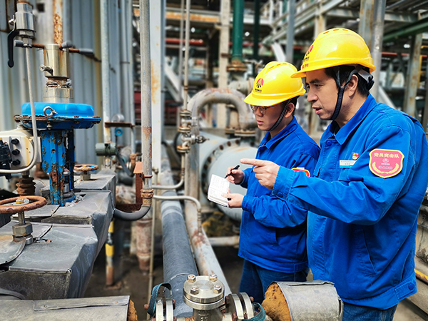 600 圖二：12日下午13時(shí)，在動(dòng)力車間氨區(qū)，趁著午飯休息的空擋，公司勞模安朝陽(yáng)給90后徒弟岳維哲講解流化床鍋爐氨水配置注意事項(xiàng)。.jpg