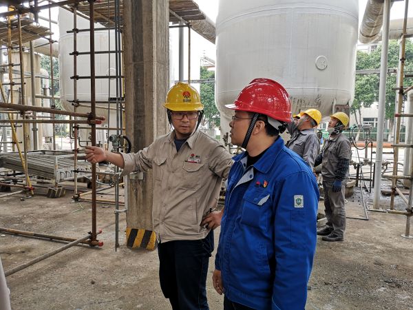 1697180786812227.jpeg 車間負(fù)責(zé)人正在現(xiàn)場詢問設(shè)備檢修進(jìn)度 雙甲車間 劉幫亮.jpg