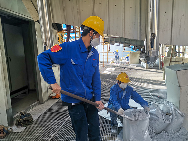 1697328576964597.jpeg 老員工郭峰和青工李嘉豪.jpg