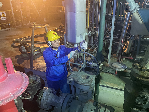 10月7日1：00，班組人員隔離氣化爐煤漿管線，做吹掃前準備 合成車間  張龍厚.jpg