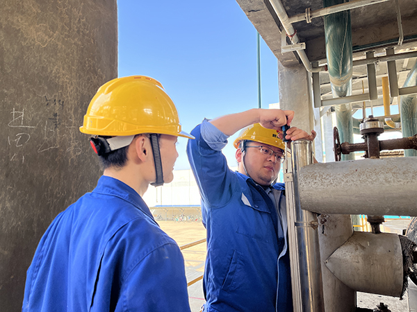 1697697782555854.jpeg 10月14日 青工王少峰,黨鑫在合成裝置現(xiàn)場(chǎng)加裝玻璃杯液位計(jì)蓋板 合成車間 趙悅.jpg