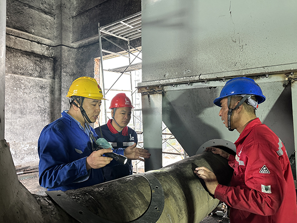 1697697894545557.jpeg 3#鍋爐除塵器檢修現(xiàn)場(chǎng)技術(shù)員贠文軍與施工單位商討焊接細(xì)節(jié) 黃彩育.JPG