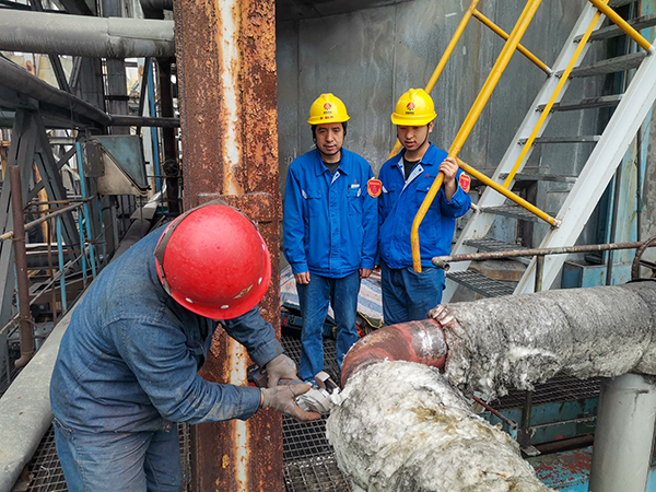 10月17日下午，在1號(hào)鍋爐暖風(fēng)器S2管道檢測處，安朝陽和張跟潮在監(jiān)護(hù)外協(xié)人員工作.jpg