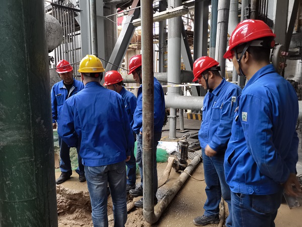 1697941221184991.jpeg 領(lǐng)導(dǎo)討論施工方案.jpg