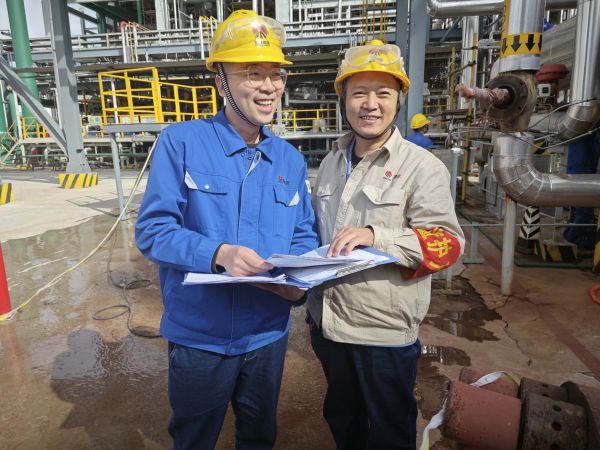 1697941769857361.jpeg 微笑的工友.jpg