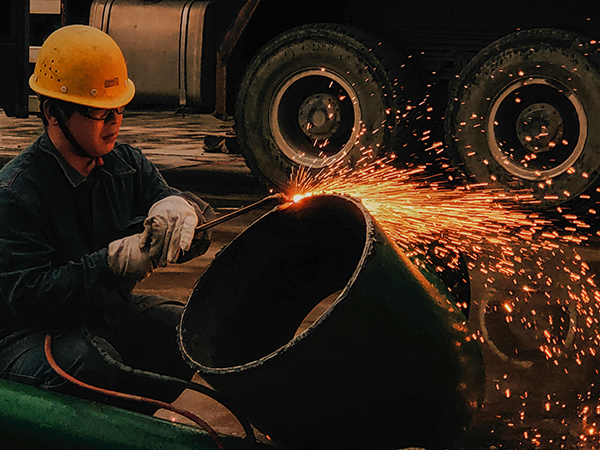 10月19日晚22點，加班安裝水冷器 作業(yè)現(xiàn)場焊花四濺  合成車間  張曉林.jpg