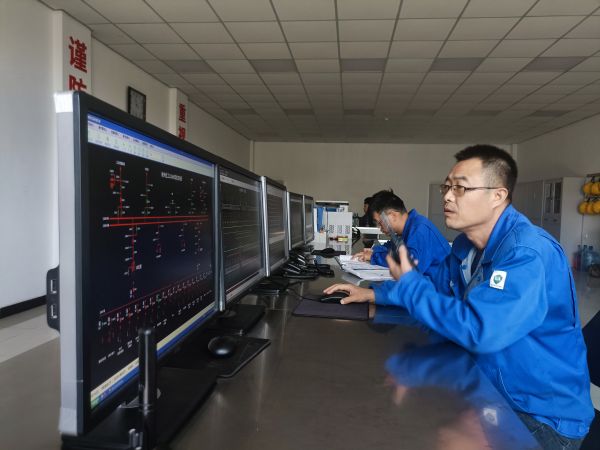 1698374941256582.jpeg 馮向陽與運行員工溝通現(xiàn)場故障處理情況.jpg