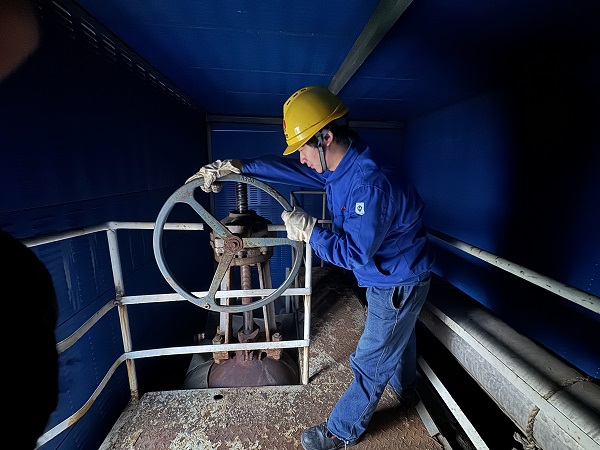 1699950550899933.jpeg 操作人員正在打開主管網(wǎng)閥門.jpg