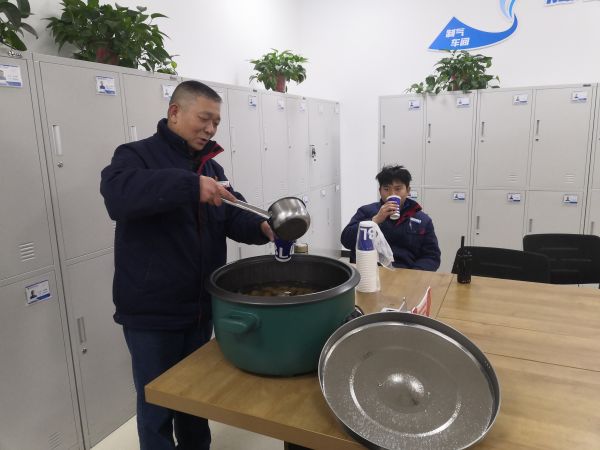 圖1 12月8日，剛忙完工作的職工杜仲毅喝著冰糖雪梨水。肖歡 攝.jpg