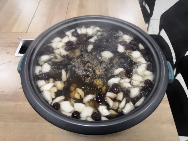 圖2 12月8日，交接班室熬煮一大鍋冰糖雪梨湯。肖歡  攝.jpg