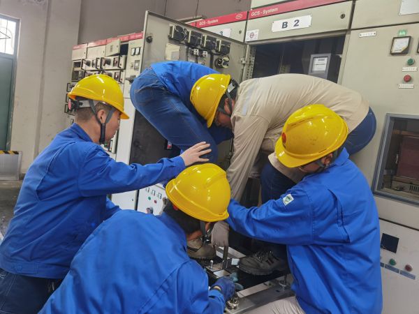 今年大檢修期間，電氣檢修人員齊心協(xié)力“修舊利廢”.jpg