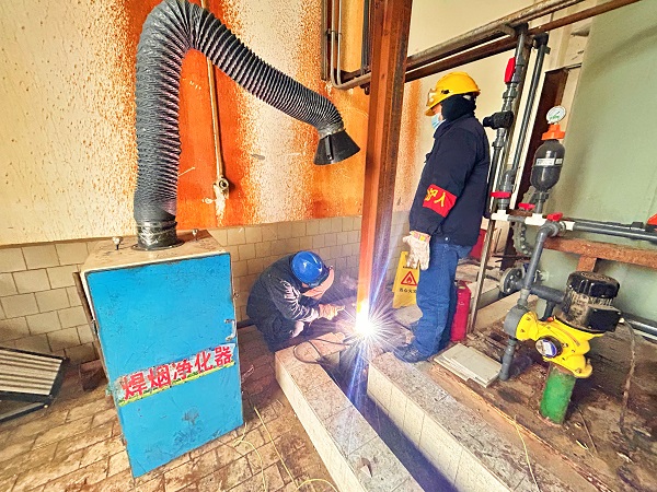 1705623946302651.jpeg 檢修人員現(xiàn)場進行焊接作業(yè)安全環(huán)保與之同行2(煙氣回收機有效使用).jpg