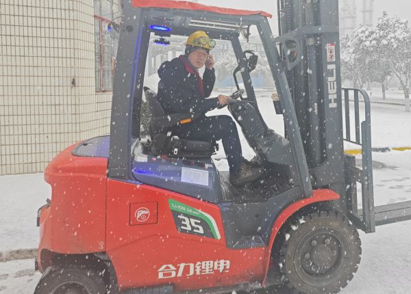 1705903509860245.jpeg 風雪中的叉車司機——郭武松.jpg