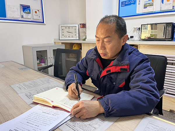 1706154528491682.jpeg 1月14日17點(diǎn)宋春平工作之余學(xué)習(xí)黨史00 600.jpg