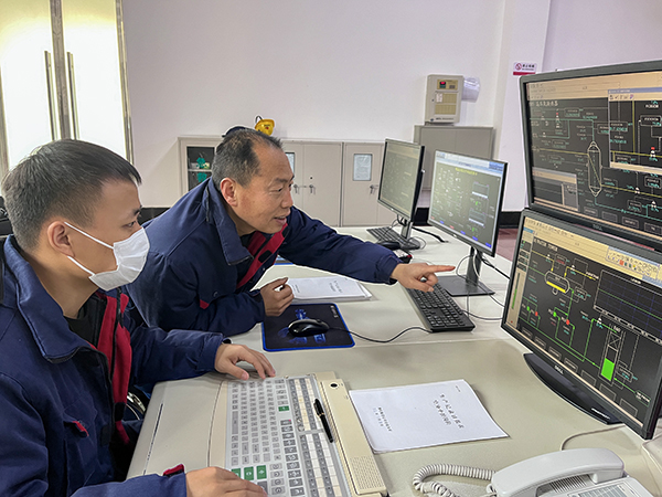 1706154543891184.jpeg 1月25日8點(diǎn) 宋春平指導(dǎo)青工楊發(fā)00 600.jpg