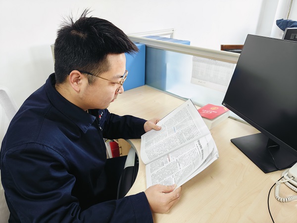 1706241546651359.jpeg 采供部員工正在閱讀新添置的書(shū)籍.jpg