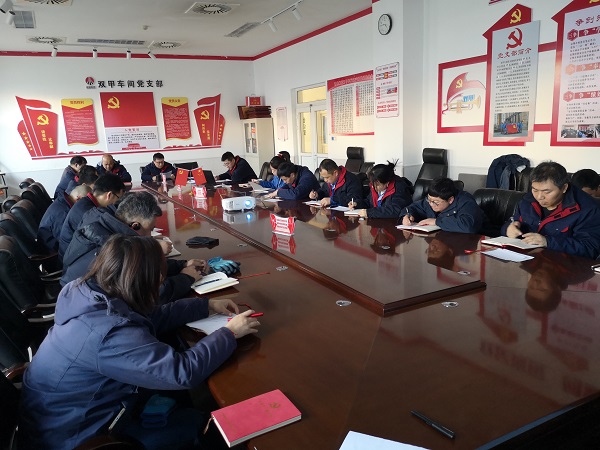 1706487565352368.jpeg 支部紀(jì)檢委員喬洪凱正在各黨員講黨課.jpg