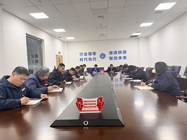 1707008472960243.jpeg 制氣車間利用周調(diào)度會(huì)傳達(dá)學(xué)習(xí)公司職代會(huì)精神.jpg