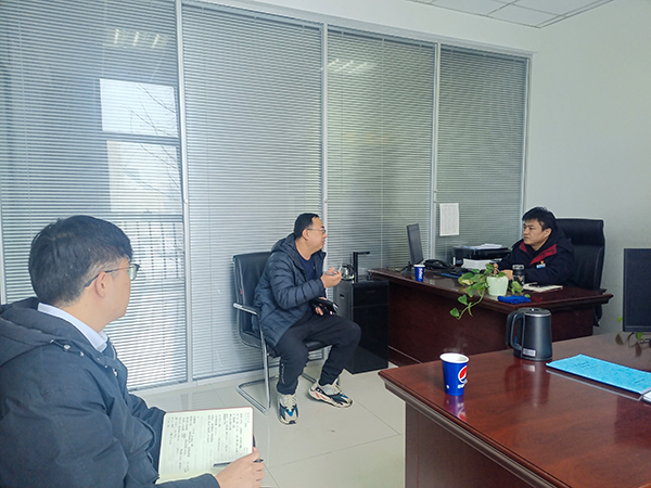 2月23日，運(yùn)銷(xiāo)分部，曹侃、伍思盈人員，在分部辦公室對(duì)標(biāo)交流。運(yùn)銷(xiāo)分部 伍思盈 攝.jpg