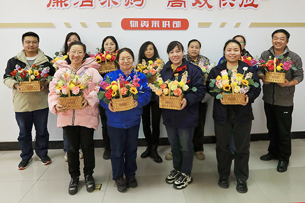 1709781613432097.jpeg 三八節(jié)前夕,采供部開展慶三八節(jié)花藝活動 (2).jpg