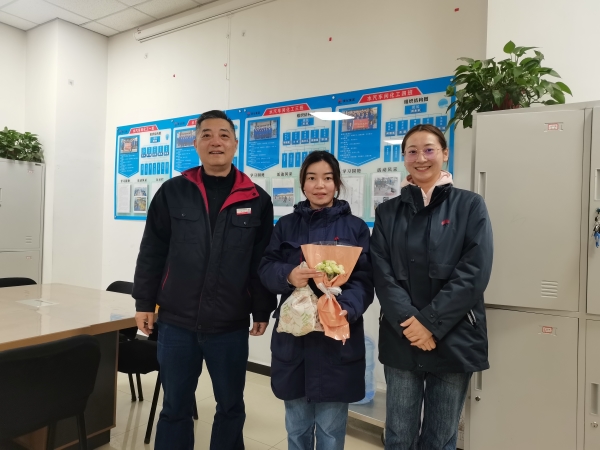 1709856856238606.jpeg 與收到節(jié)日祝福的女工合影.jpg